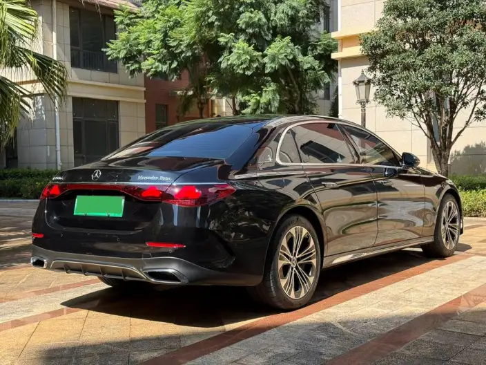 Mercedes-Benz E-Class PHEV 2024 Model E 350 e L Sports sedan – фото 7