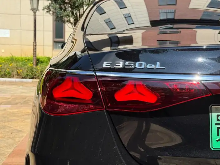 Mercedes-Benz E-Class PHEV 2024 Model E 350 e L Sports sedan – фото 10