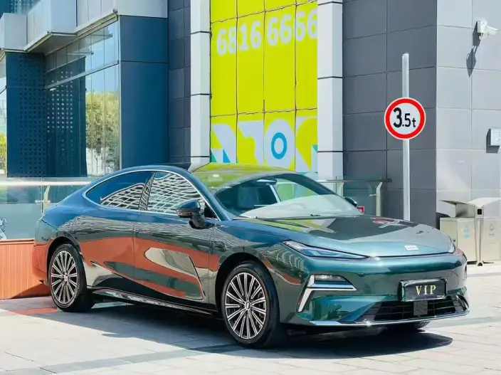 Geely Galaxy E8 PHEV 2025 Model 130km EM-i Ultimate Edition – фото 3
