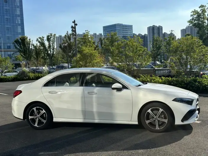 Mercedes-Benz A-class 2023 Model A 200 L Sports sedan Fashion Edition – фото 8