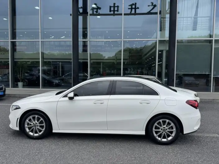 Mercedes-Benz A-class 2021 Model A 200 L Sports sedan Fashion Edition – фото 4
