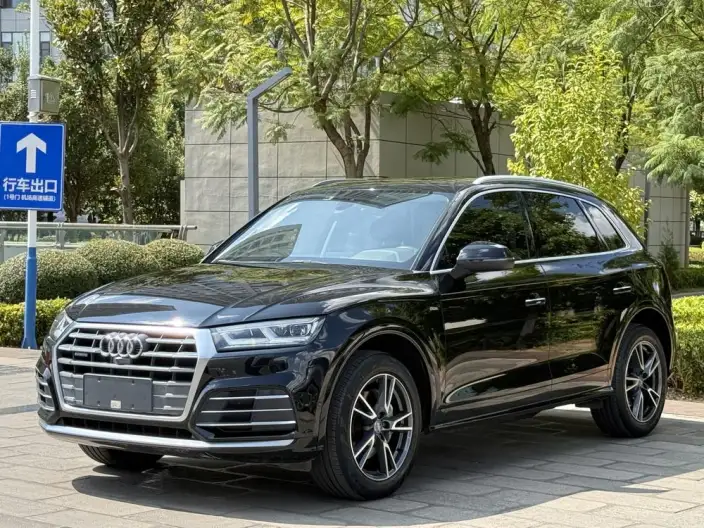 Audi Q5L 2020 Model 45 TFSI Exclusive Fashion Model – фото 1