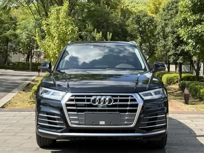 Audi Q5L 2020 Model 45 TFSI Exclusive Fashion Model – фото 2