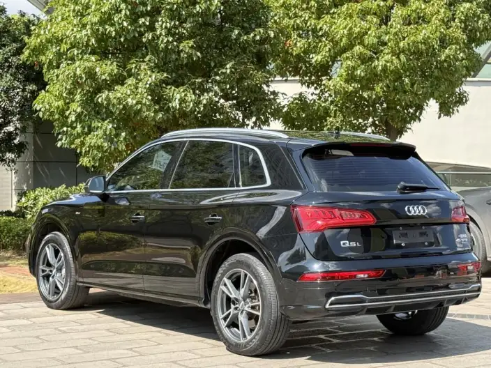 Audi Q5L 2020 Model 45 TFSI Exclusive Fashion Model – фото 4
