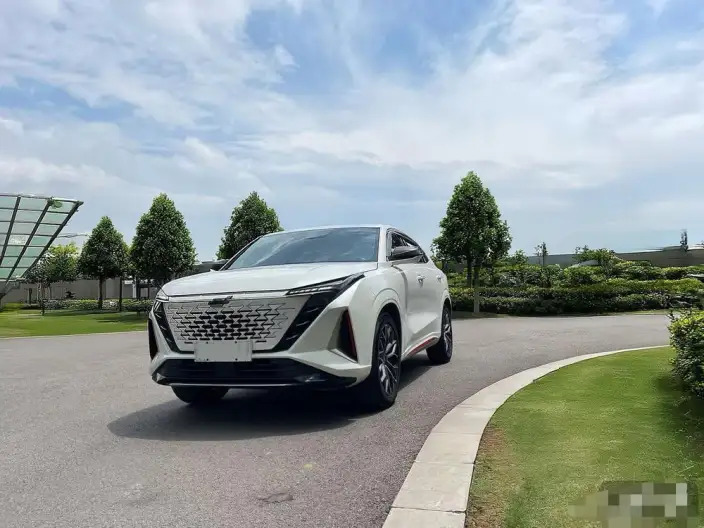 Changan Auchan Z6 2022 Model Blue whale 1.5T DCT Smart Edition Model – фото 1