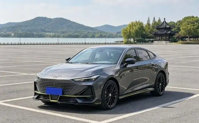 Changan UNI-V 2023 Model 1.5T Sports Edition – фото 1