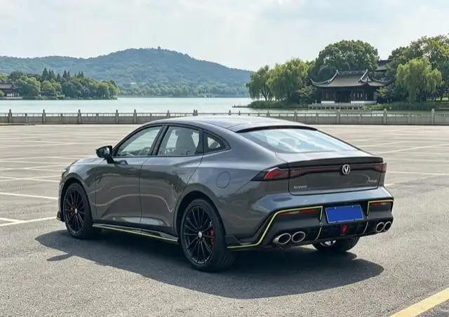 Changan UNI-V 2023 Model 1.5T Sports Edition – фото 4
