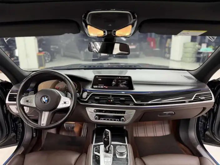 BMW 7 Series 2021 Model 730Li M Sports Set – фото 10