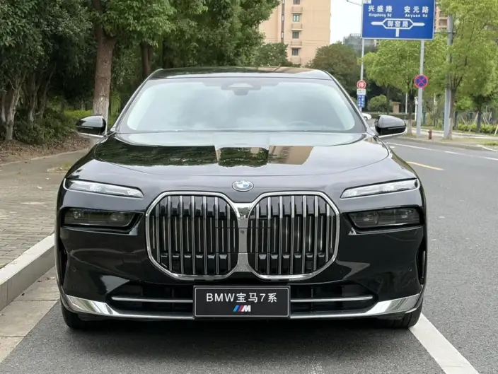 BMW 7 Series 2023 Model 735Li Luxury Set – фото 2