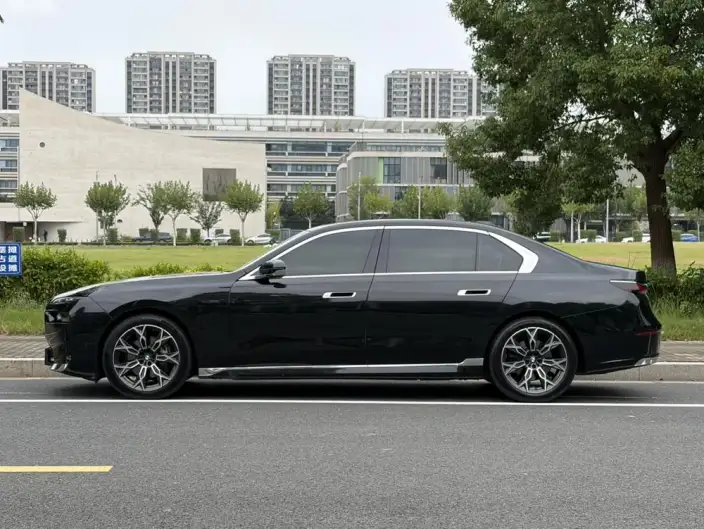 BMW 7 Series 2023 Model 735Li Luxury Set – фото 4
