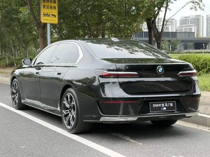 BMW 7 Series 2023 Model 735Li Luxury Set – фото 5