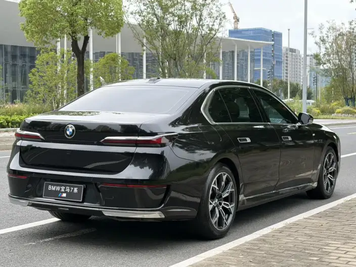 BMW 7 Series 2023 Model 735Li Luxury Set – фото 7