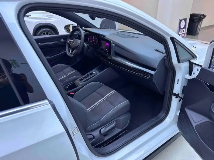 Volkswagen Golf 2023 Model 280TSI DSG R-Line Lite – фото 8