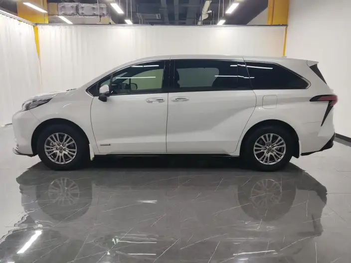 Toyota Sienna 2021 Model 2.5L Hybrid Premium Edition – фото 4
