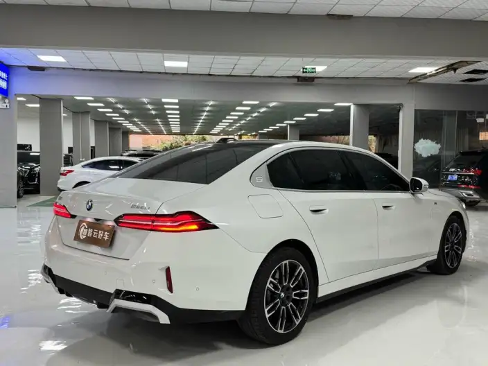 BMW 5 Series 2025 Model 525Li M Sports Set – фото 6
