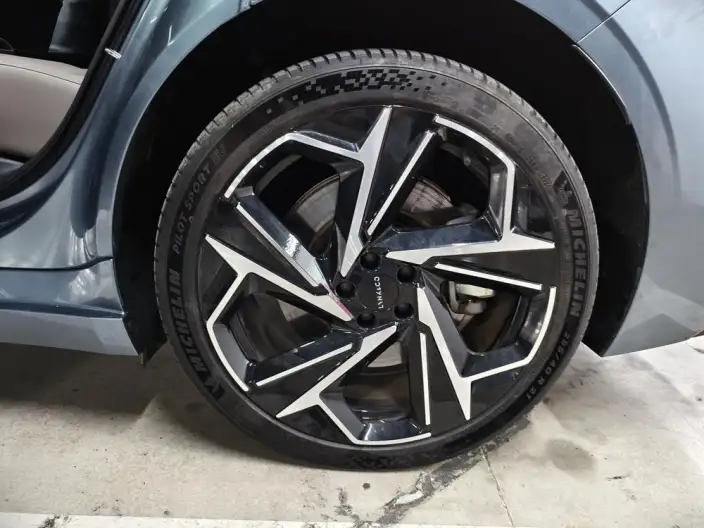 **Lynk & Co Z10** 2024 Model 95kWh 702km 4WD Smart Driving Ultra – фото 9