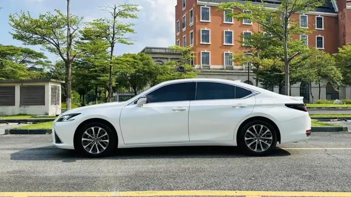 Lexus ES 2025 Model 300h Premium – фото 4