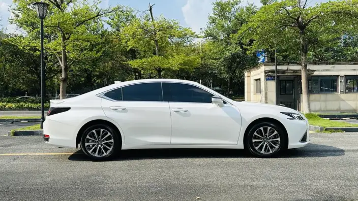 Lexus ES 2025 Model 300h Premium – фото 8