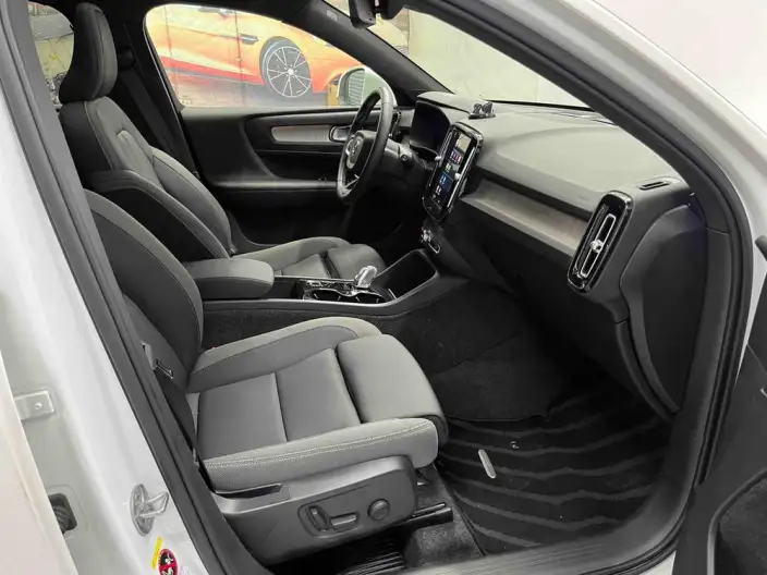 Volvo XC40 2024 Model B3 Smart Range Deluxe Edition – фото 9