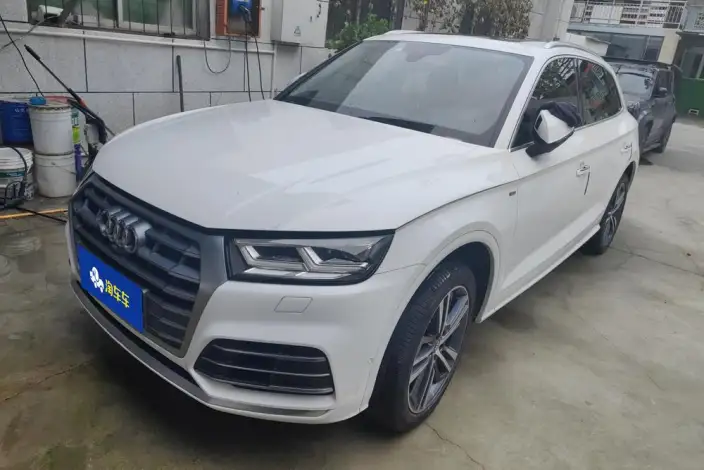 Audi Q5L 2020 Model 45 TFSI Exclusive Fashion Model – фото 1
