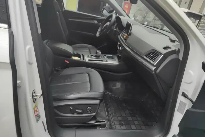 Audi Q5L 2020 Model 45 TFSI Exclusive Fashion Model – фото 9