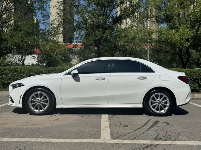 Mercedes-Benz A-class 2021 Model A 200 L Sports sedan Dynamic Edition – фото 4