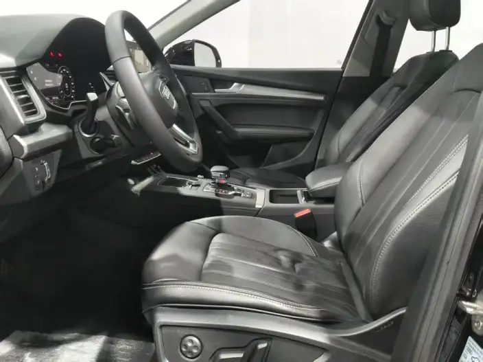 Audi Q5L 2020 Model 45 TFSI Exclusive Fashion Model – фото 8