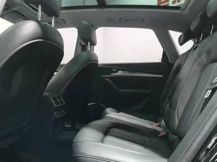 Audi Q5L 2020 Model 45 TFSI Exclusive Fashion Model – фото 9