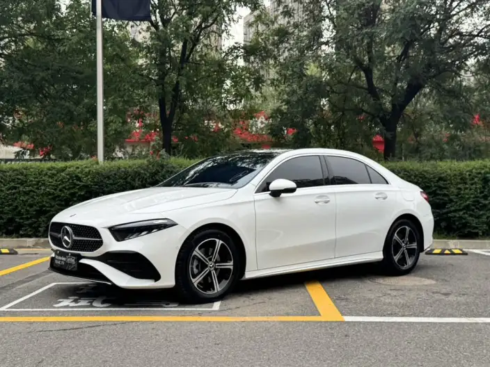 Mercedes-Benz A-class 2025 Model A 200 L Fashion Edition – фото 1