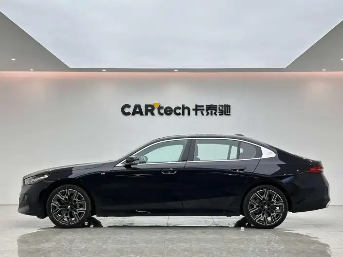 BMW 5 Series 2025 Model 530Li Exclusive Model M Sports Set – фото 4