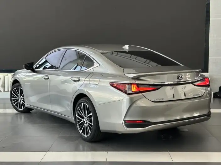 Lexus ES 2022 Model 300h Premium – фото 4