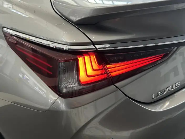 Lexus ES 2022 Model 300h Premium – фото 9