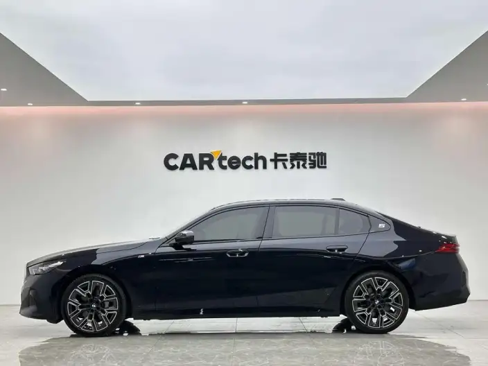BMW 5 Series 2025 Model 530Li Exclusive Model M Sports Set – фото 4