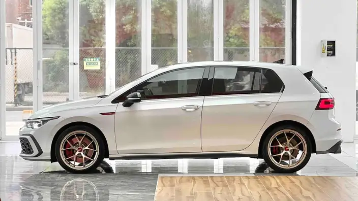 Volkswagen Golf GTI 2021 Model 380TSI DSG GTI – фото 3