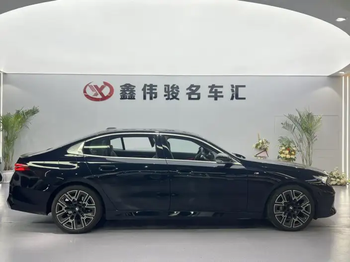 BMW 5 Series 2025 Model 530Li Exclusive Model M Sports Set – фото 7