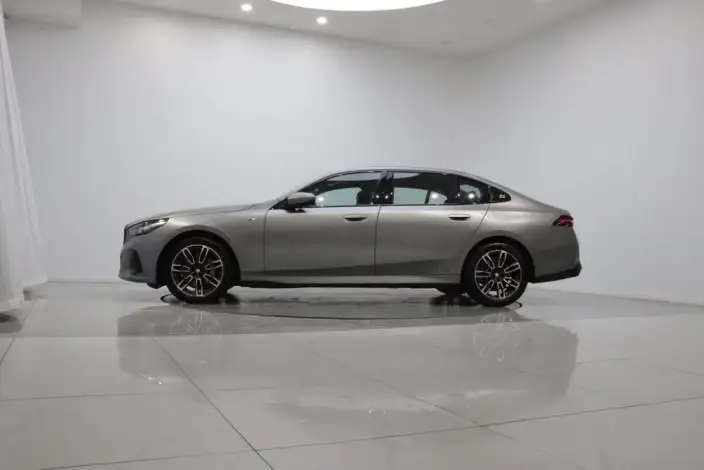 BMW 5 Series 2025 Model 530Li Leading Model M Sports Set – фото 4