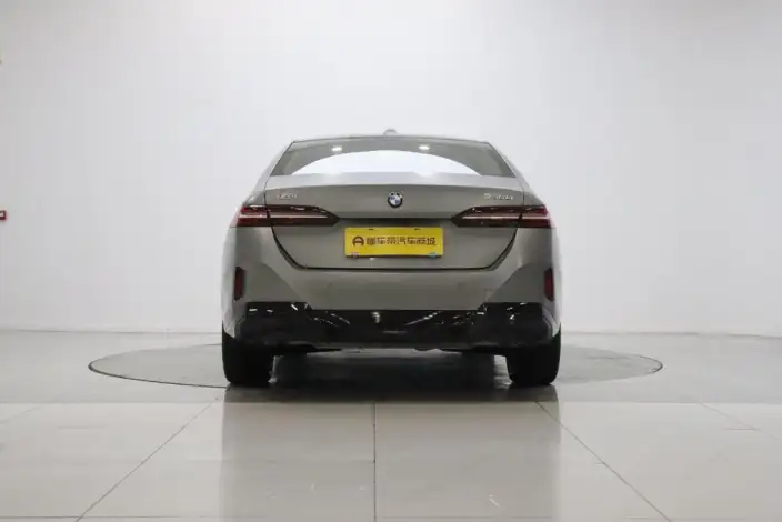 BMW 5 Series 2025 Model 530Li Leading Model M Sports Set – фото 6
