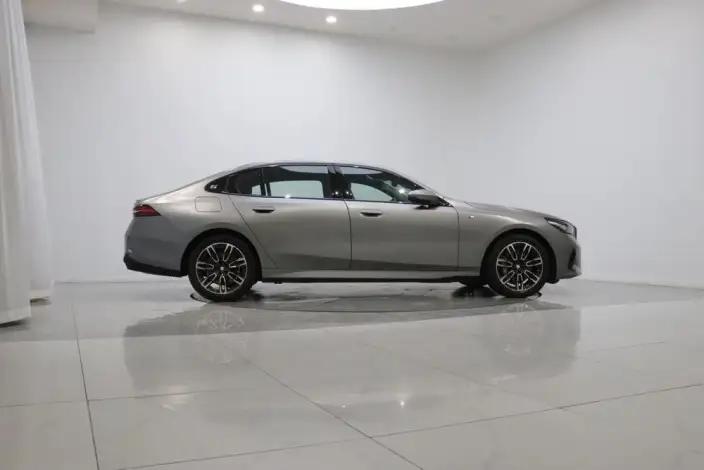 BMW 5 Series 2025 Model 530Li Leading Model M Sports Set – фото 8
