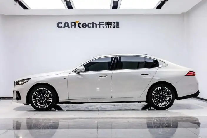BMW 5 Series 2025 Model 530Li Leading Model M Sports Set – фото 3
