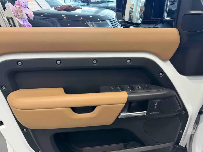 Land Rover Defender 2025 Model 110 3.0T P400 HSE X-Dynamic – фото 10