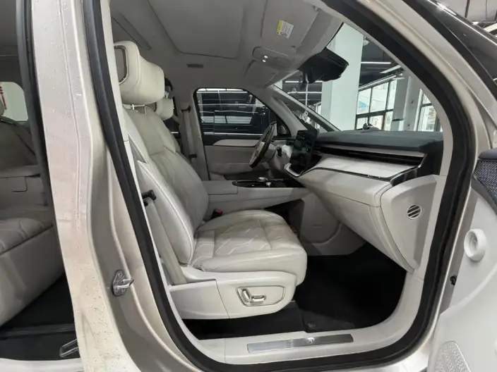 Volvo EM90 2025 Model Ultra VI seat – фото 6