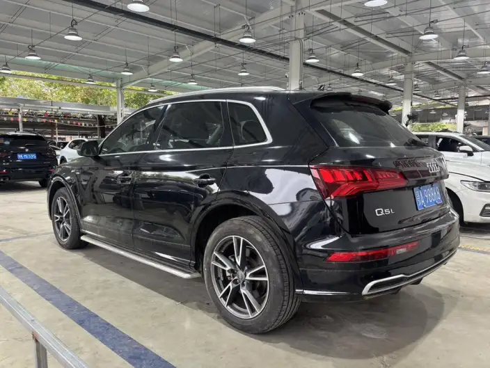Audi Q5L 2020 Model 45 TFSI Exclusive Fashion Model – фото 4