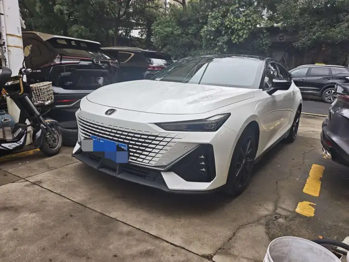 Changan UNI-V 2022 Model 1.5T Noble Model – фото 1