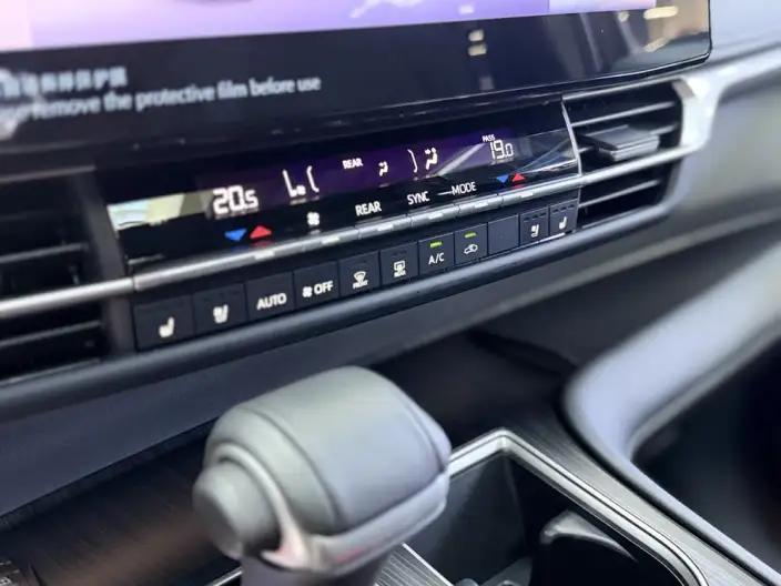 Toyota Sienna 2024 Model Hybrid 2.5L 4WD Premium Edition – фото 8