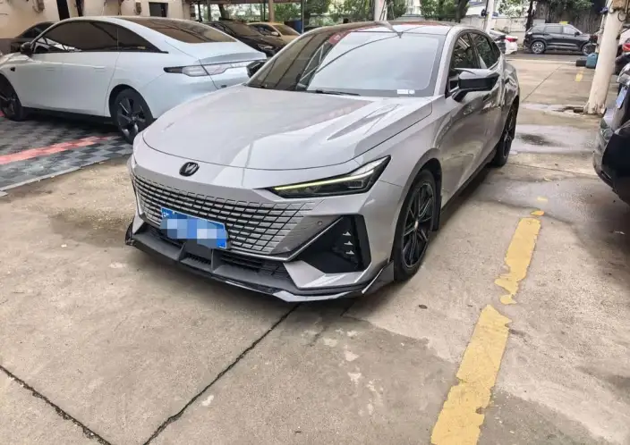 Changan UNI-V 2022 Model 1.5T Noble Model – фото 1