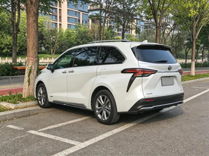 Toyota Sienna 2023 Model Facelift Hybrid 2.5L Platinum edition – фото 4