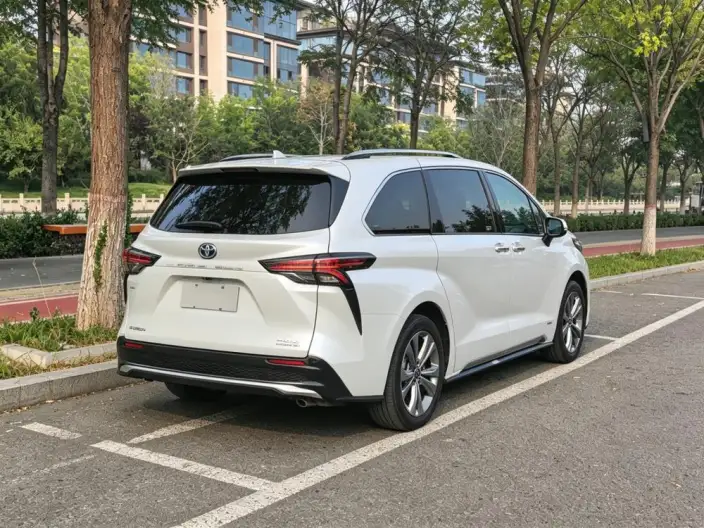 Toyota Sienna 2023 Model Facelift Hybrid 2.5L Platinum edition – фото 6