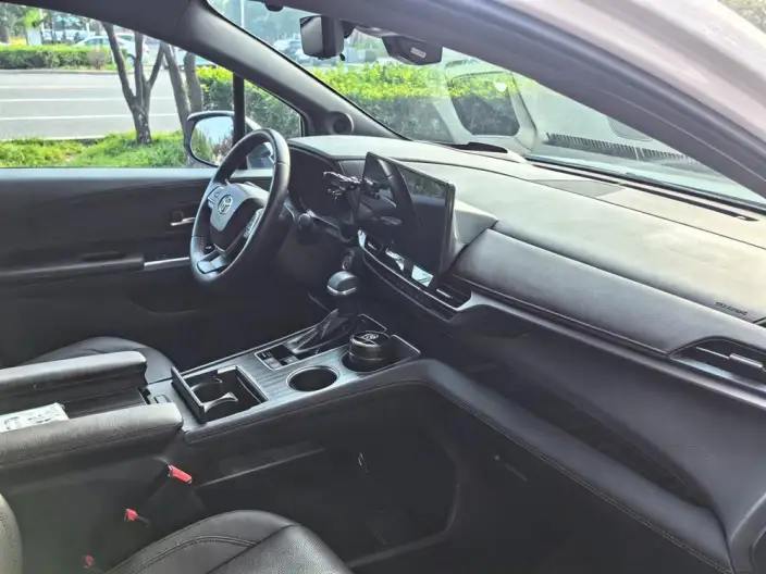 Toyota Sienna 2023 Model Facelift Hybrid 2.5L Platinum edition – фото 7