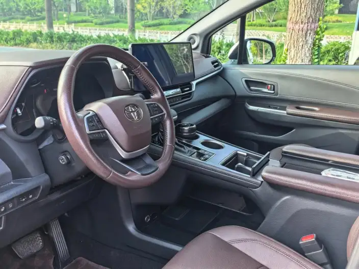 Toyota Sienna 2023 Model Facelift Hybrid 2.5L Platinum edition – фото 8