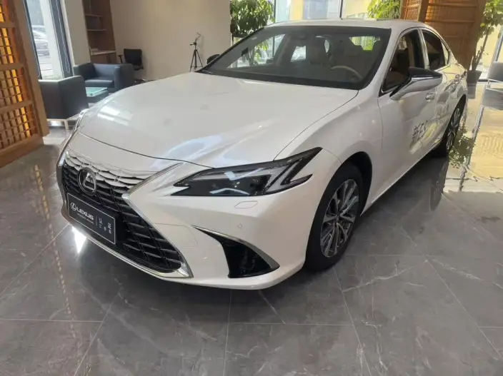 Lexus ES 2025 Model 300h Premium – фото 1